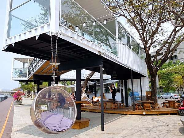 高雄美食 白色戀人貨櫃屋 愛河畔 甜蜜一波 浪漫球型鞦韆 打卡夯 艾布蕾 痞客邦
