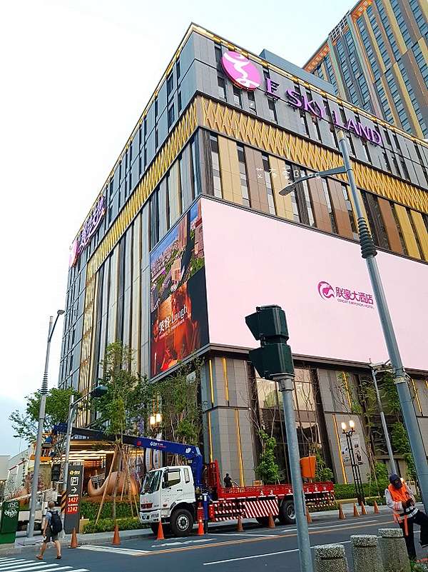 é«˜é›„ç¾Žé£Ÿåœ°åœ– ç¾©äº«æ™‚å°šå»£å ´ å¾žè©¦ç‡Ÿé‹å°±é–‹å§‹åƒèµ·ä¾† ä¸»é¡Œé¤å»³ ç¾Žé£Ÿè¡— å¤šé