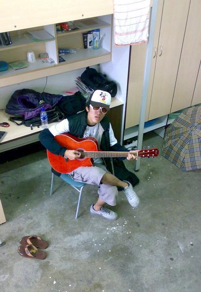 我在宿舍彈吉他~專屬天使