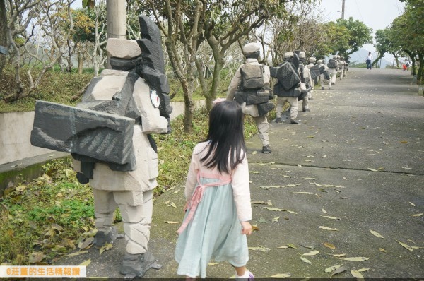 【朱銘美術館】人間系列-三軍，配上地上的落葉，真的很有行軍的感覺..