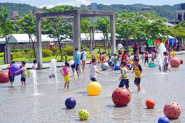 【新北市鶯歌玩水景點(免費)】💦鶯歌陶瓷博物館（水廣場）