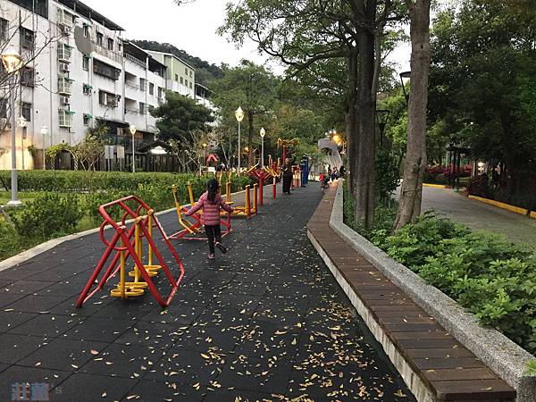 【泰山公園】貴子兒童公園~眼睛會發亮的機器人溜滑梯! 紫藤花