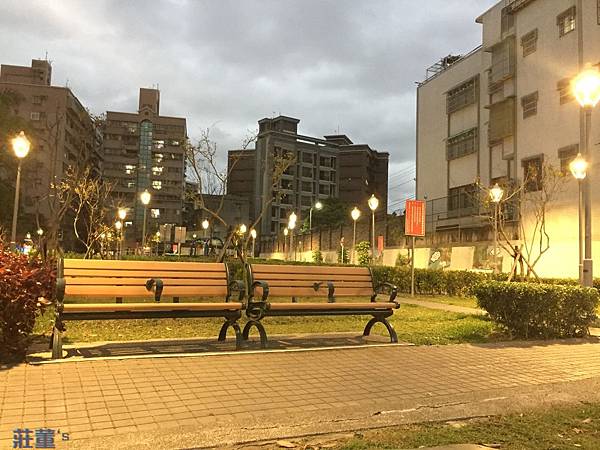 【泰山公園】貴子兒童公園~眼睛會發亮的機器人溜滑梯! 紫藤花