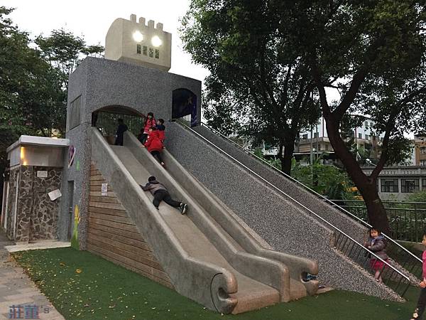 【泰山公園】貴子兒童公園~眼睛會發亮的機器人溜滑梯! 紫藤花