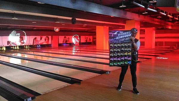 e7play 每天會有數場<夜光保齡球>