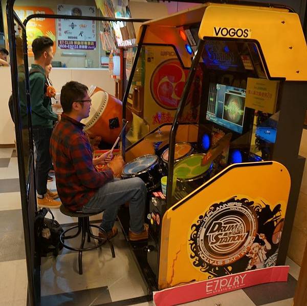 超好玩的鼓手遊戲機<台客搖滾~音樂機>&nbsp;e7play設施