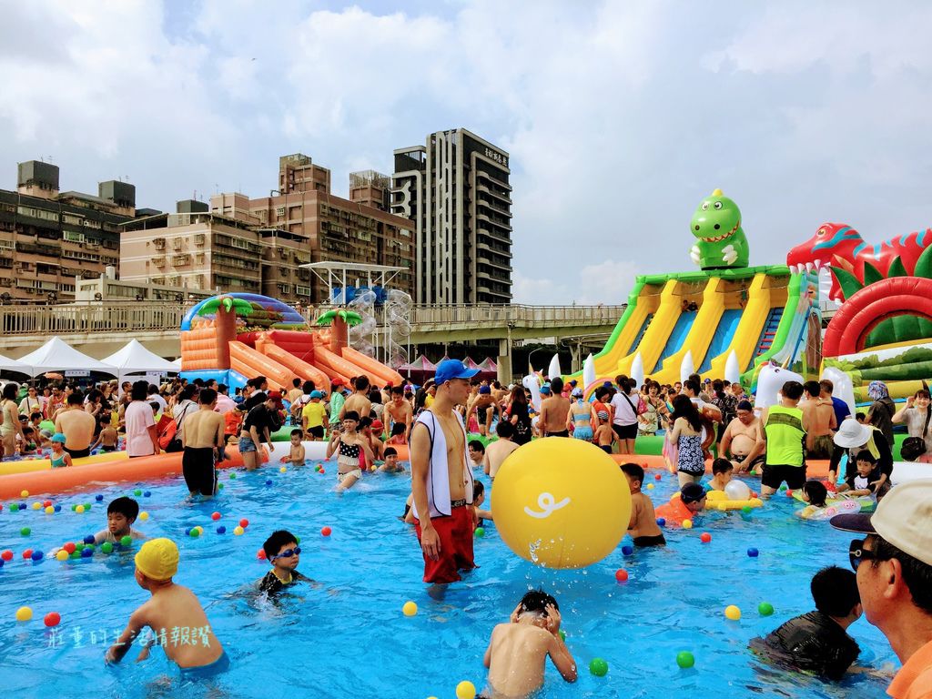 6米高全透明管水滑梯~新月水道節2019~勇闖恐龍窟!新月廣場變身戲水樂園/新莊玩水戲水景點 6米高全透明管水滑梯~新月水道節2019~勇闖恐龍窟!新月廣場變身戲水樂園/新莊玩水戲水景點