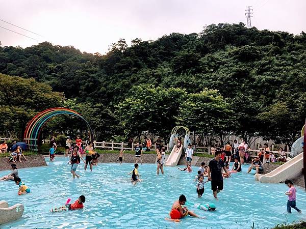 【暖暖親水公園】親子玩水秘境森林,山水吊橋步道(基隆戲水景點