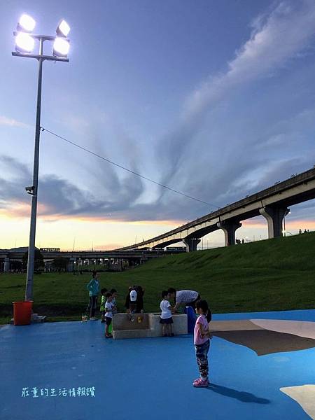 超大放電場✨三重瀑布滑草場【新北大都會公園】從白天滑到夜黑超