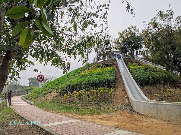 台中特色公園「大雅中科公園」3座22公尺磨石子滑道、戲水區夏