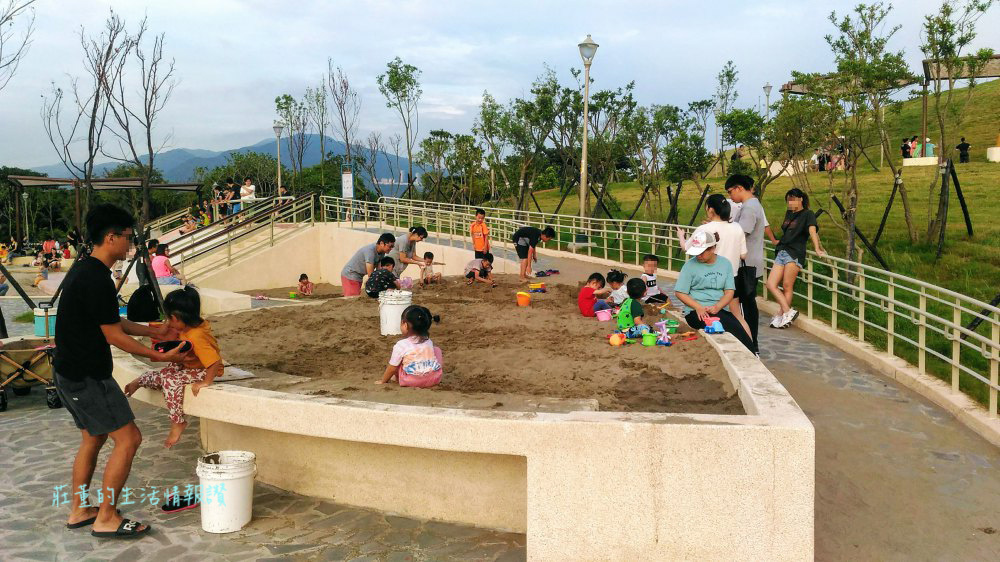 【八里十三行文化公園】陶罐意象磨石子滑梯,滑草場,考古尋寶沙