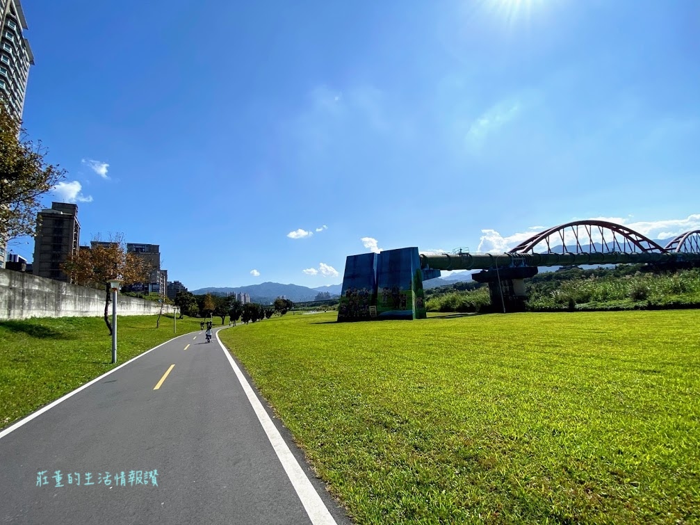 【新店陽光運動公園】超美櫻花! 野餐,單車租借,新店親子景點