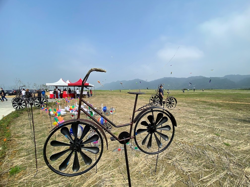 中庄調整池景觀土丘放風箏  桃園 (3).jpg