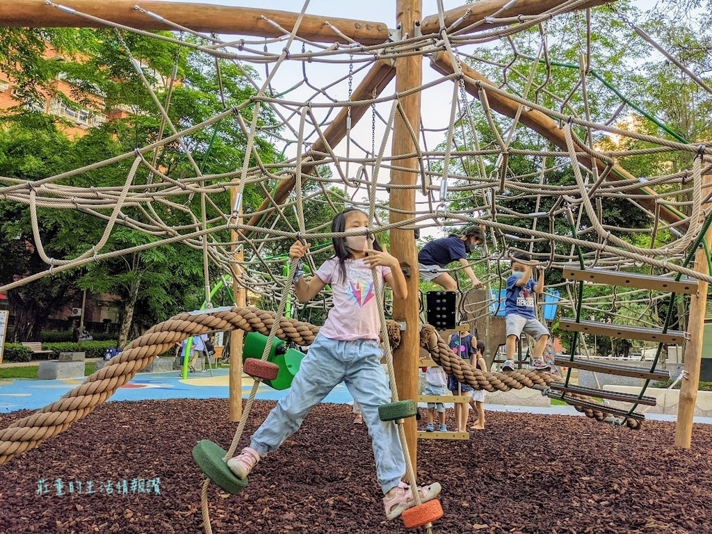 新北特色公園【新莊龍鳳公園】勇闖冒險島共融遊戲場好好玩! (