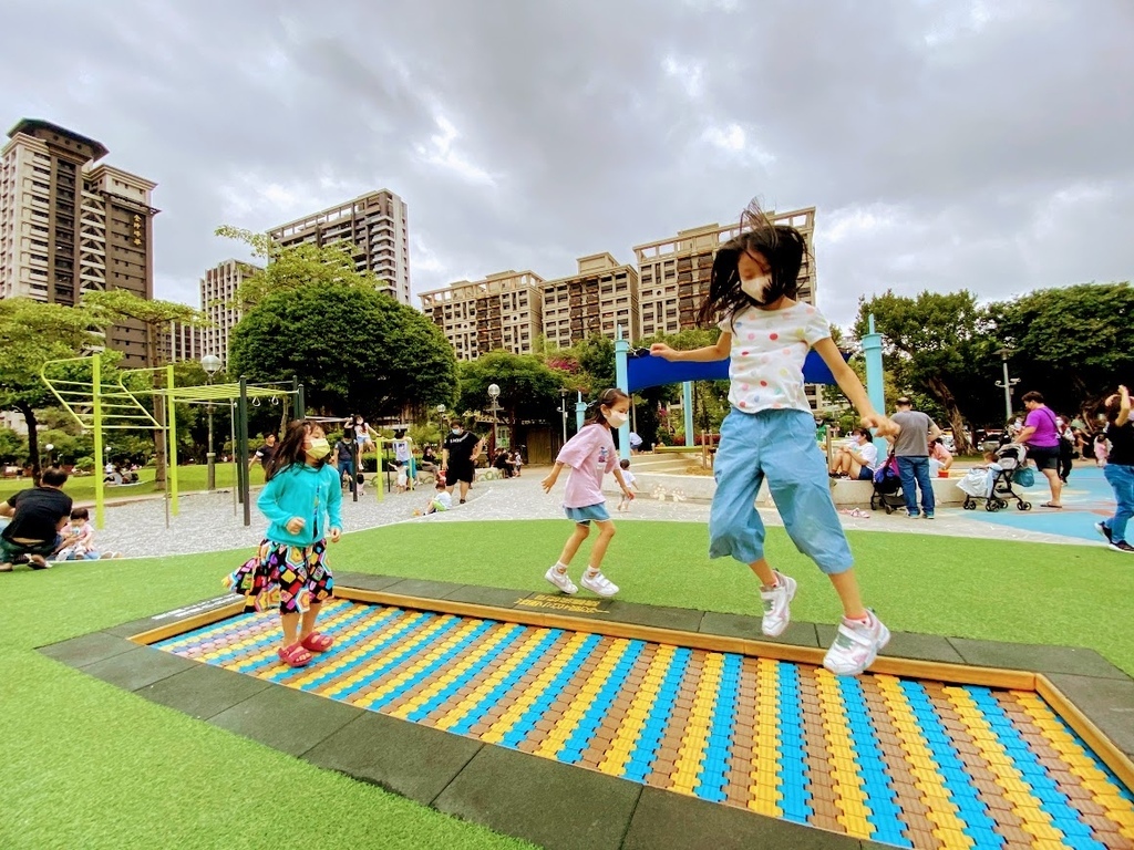 新莊頭前運動公園親子遊戲場 (26).jpg