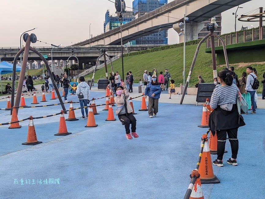 熊猴森樂園【新北大都會公園】好好玩！三重親子景點,自行車租借