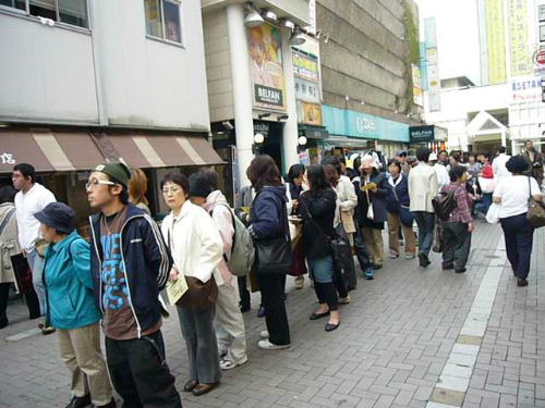 2007_0412_144522誰知一回頭  排隊的人在這裡 因為店門口是道路 排隊的人很貼心 排在路後方.JPG