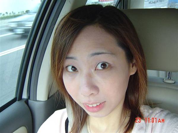 張大眼睛裝啥可愛啊..哈哈