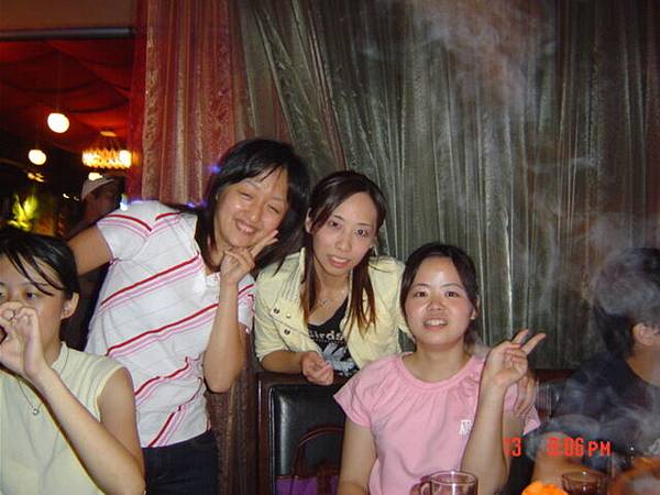 宛伶我跟小艾~好久沒見捏.JPG