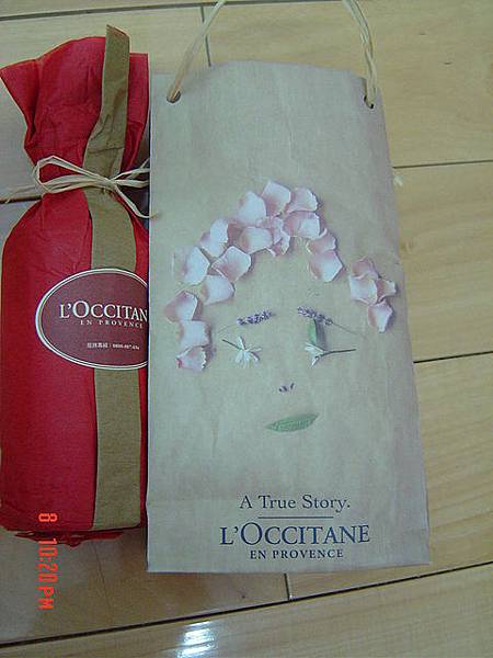 啊哈哈...老妹禮物part2,L'occitane的玫瑰乳液耶~~~
