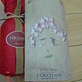 啊哈哈...老妹禮物part2,L'occitane的玫瑰乳液耶~~~