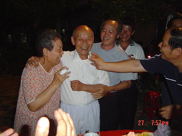 爺跟婆抱一下