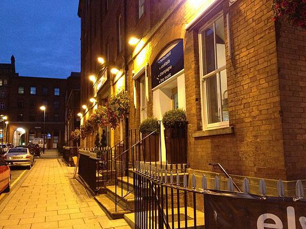 晚上的街道，被燈光點綴得更加可愛迷人了!!