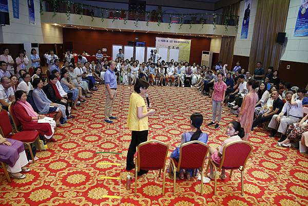 王國芳老師 家族系統排列.JPG 王國芳老師 家族系統排列.JPG