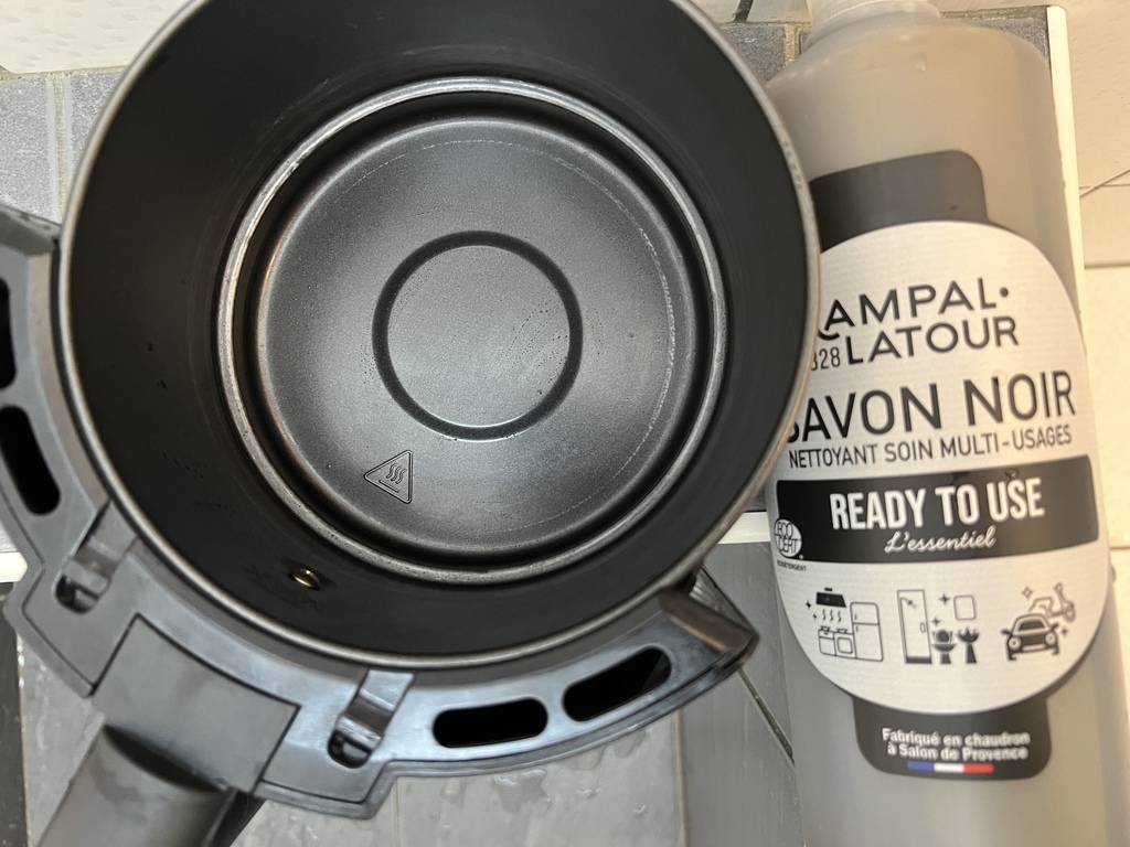 萬用清潔劑推薦！南法香頌・速潔橄欖油黑肥皂｜一瓶清潔完畢 地