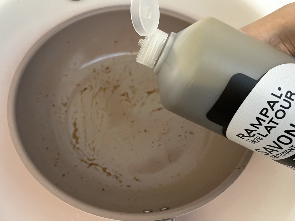 萬用清潔劑推薦！南法香頌・速潔橄欖油黑肥皂｜一瓶清潔完畢 地