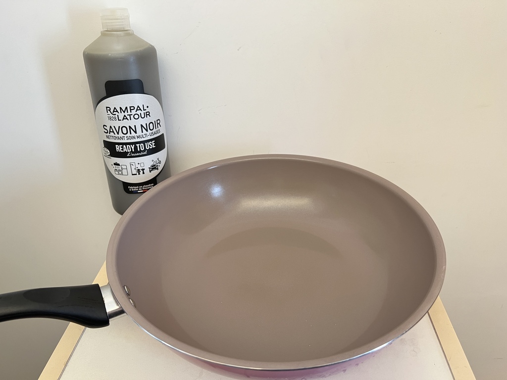 萬用清潔劑推薦！南法香頌・速潔橄欖油黑肥皂｜一瓶清潔完畢 地