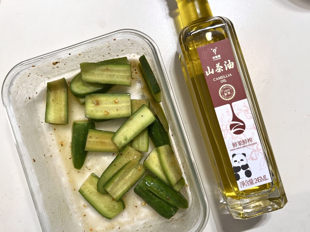 夏日營養素食料理・涼拌醃黃瓜｜籽熊寶·鮮果鮮榨山茶油開箱｜下