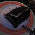 哈　吃到一半才想到要照起來的　’魔鬼天使蛋糕’　因為好好吃阿　很扎實的巧克力蛋糕