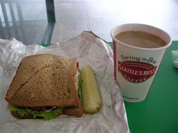 折騰一早上換飯店後的早午餐