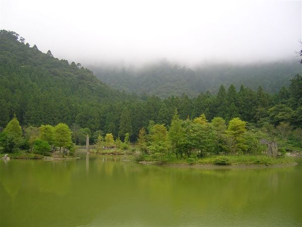 可惜下午雲霧沒有降下到池畔