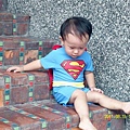 宜蘭童玩節－小爺穿著帥氣的超人泳衣7.jpg