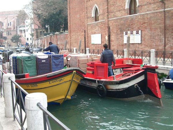 在威尼斯常會看到的"塞船"