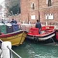 在威尼斯常會看到的"塞船"