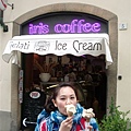 Iris在Iris咖啡店買冰淇淋