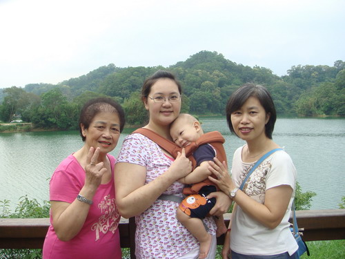 和阿祖.姨婆.阿姨還有媽媽一起到新竹玩