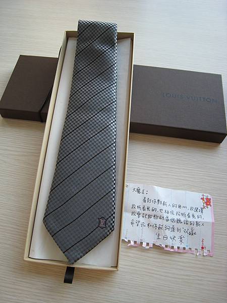 瑋玹。阿志。潔楓買的領帶　很適合搭深色襯衫