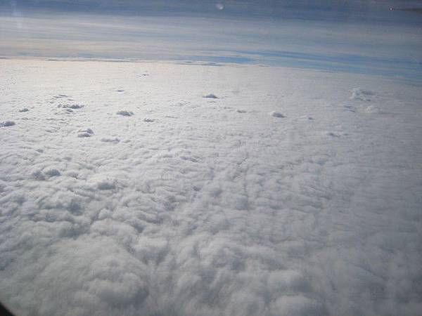 今天雲層很厚　在雲層上看很美不過雲下就是大陰天