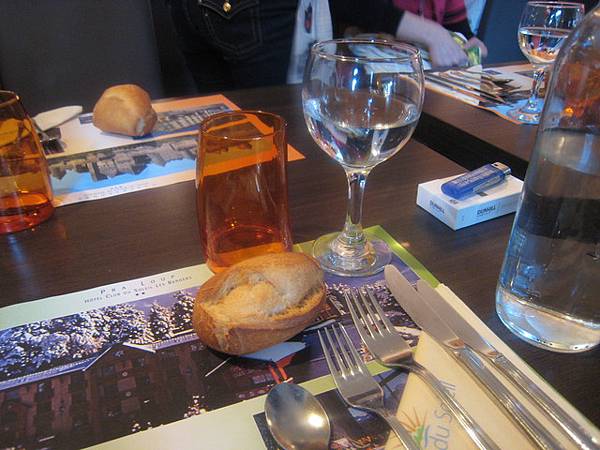 很詭異吧!我們的法國石頭麵包就這樣丟桌上ㄝ　真帥