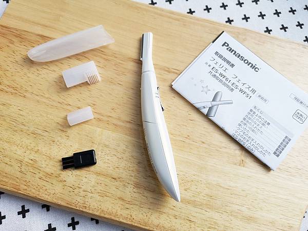 松下Panasonic ES-WF61電動修容刀，內容物包含保護蓋、打薄刀、清潔刷及說明書