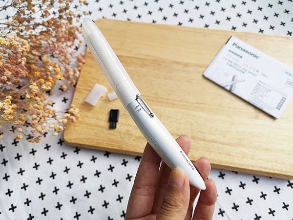 松下Panasonic ES-WF61電動修容刀造型簡潔