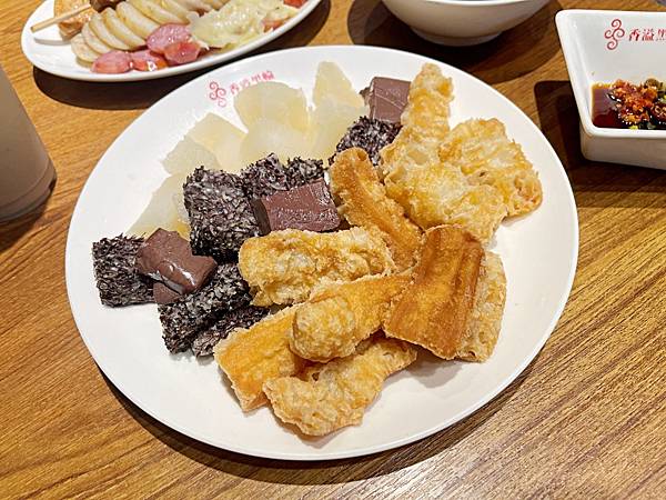 【美食】高雄苓雅「香溢黑輪」四十年在地好滋味，必點手工香腸、