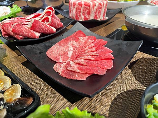 【美食】新北板橋「心心石頭火鍋」369起肉品、蔬菜吃到飽超划