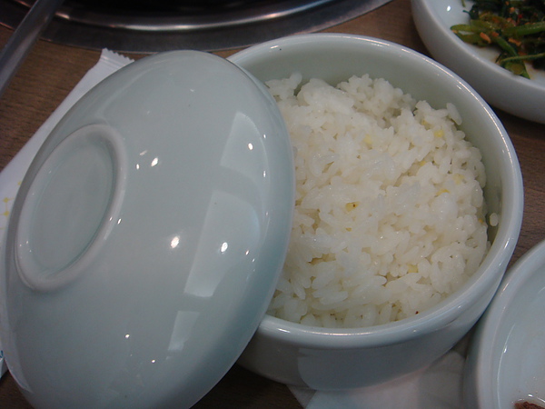上一碗飯，燒肉配飯吃，超好吃 