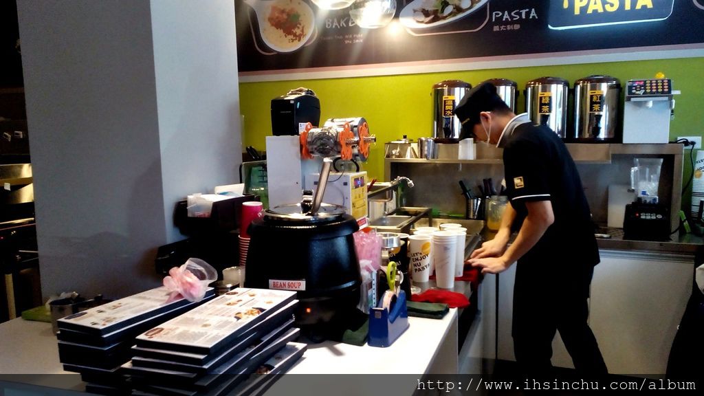 Nu Pasta義大利餐廳道地平價,一般其他義大利餐廳的 一份餐點起跳價格可能是200元,在Nu Pasta只要100多元就可以享受一頓豐盛的義大利麵好吃美食了,在新竹這種平價義大利麵餐廳真不多。 Nu Pasta義大利餐廳道地平價,一般其他義大利餐廳的 一份餐點起跳價格可能是200元,在Nu Pasta只要100多元就可以享受一頓豐盛的義大利麵好吃美食了,在新竹這種平價義大利麵餐廳真不多。