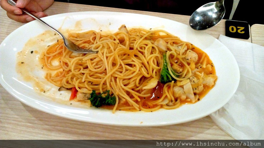 最近輕食或義大利食物蠻風行的，NU Pasta就在新竹開了好幾家連鎖店，主打平價好吃氣氛佳的美食用餐環境，鎖定年輕外食族群。